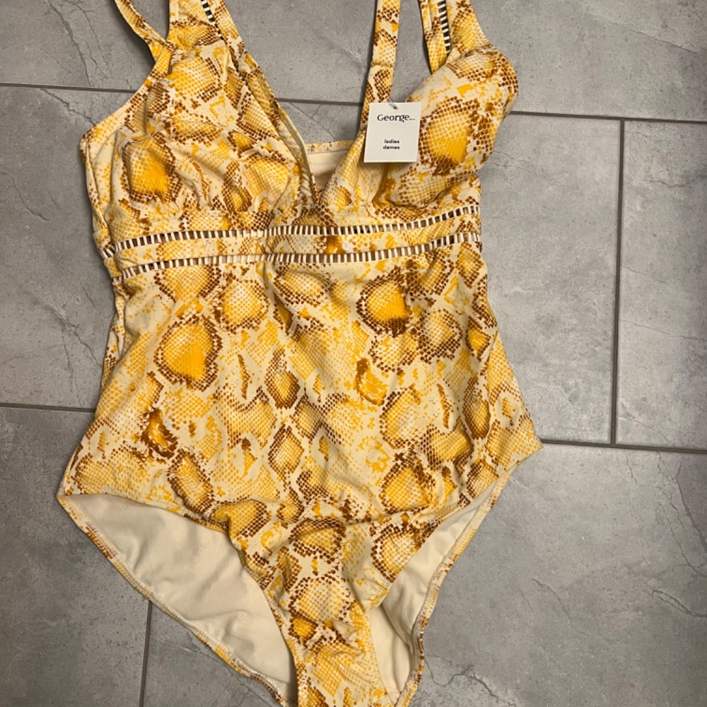George swimsuit - Picture 4 of 5